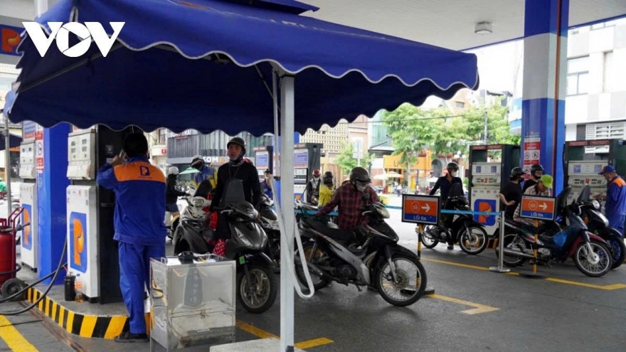 Nearly 10,000 litres of E10 biofuel sold on launch day in Hanoi, Hai Phong